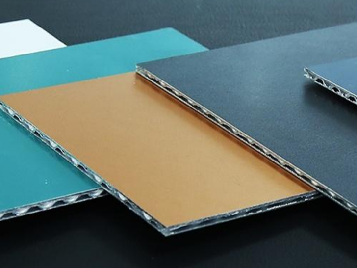 Panneau composite au noyau en aluminium